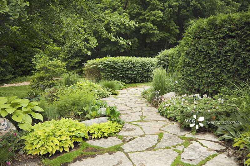 有正式的，观赏花园，花，和石头路径的庭院图片素材