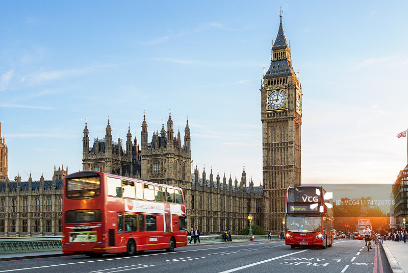 伦敦大本钟和威斯敏斯特桥上的交通图片素材
