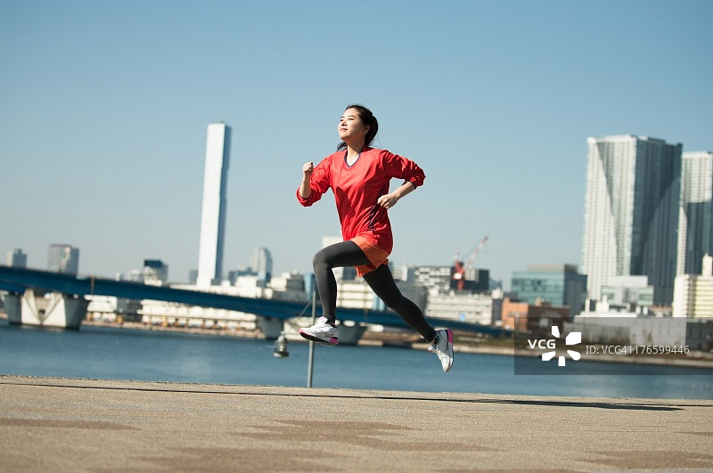 一个为了锻炼而跑步的年轻女子图片素材