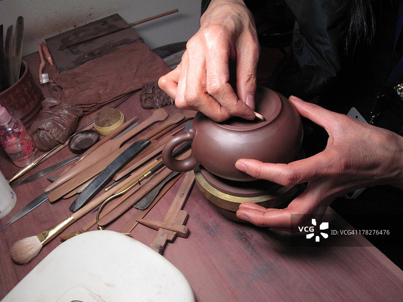 宜兴茶壶的制作图片素材