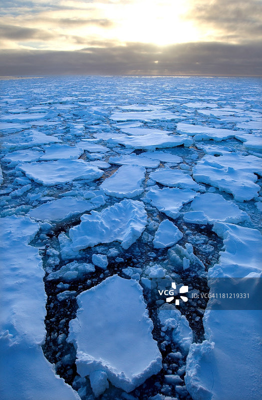 南极洲东部以北180英里处的南大洋浮冰图片素材