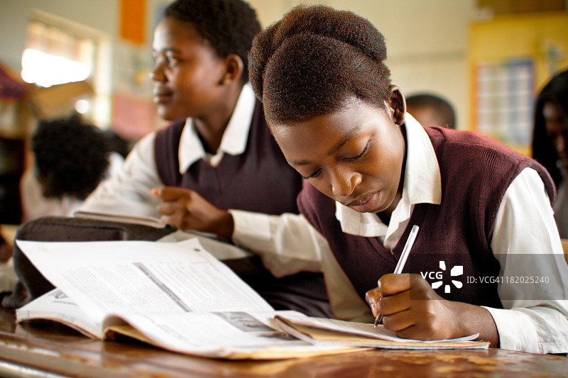 南非女孩在农村教室学习的肖像图片素材