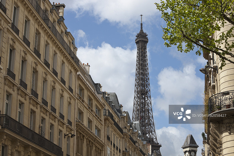 法国巴黎的住宅建筑和埃菲尔铁塔图片素材