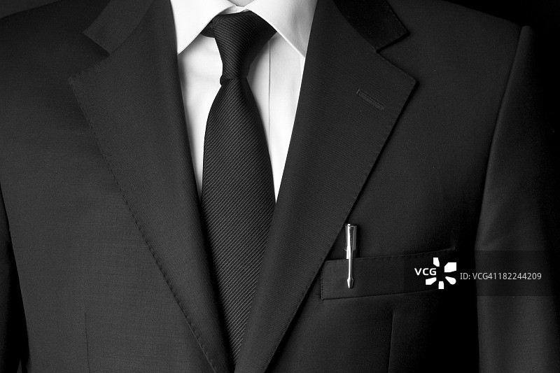 黑色西装，领带，白衬衫和一支笔图片素材