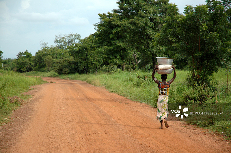 非洲道路-妇女和水图片素材