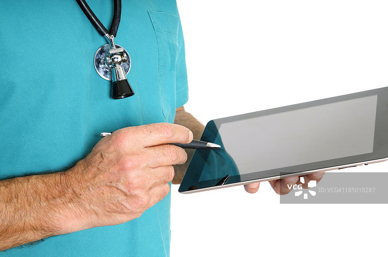 医生使用数字平板电脑。图片素材