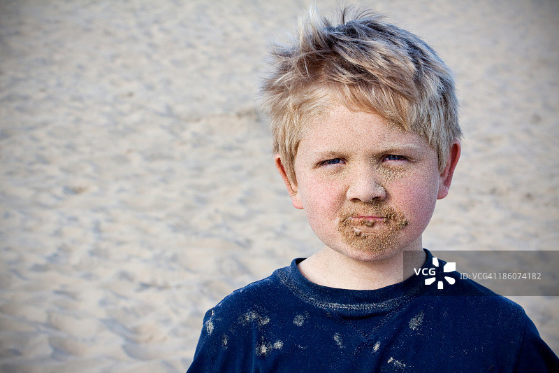 沙滩上的小男孩，沙脸图片素材