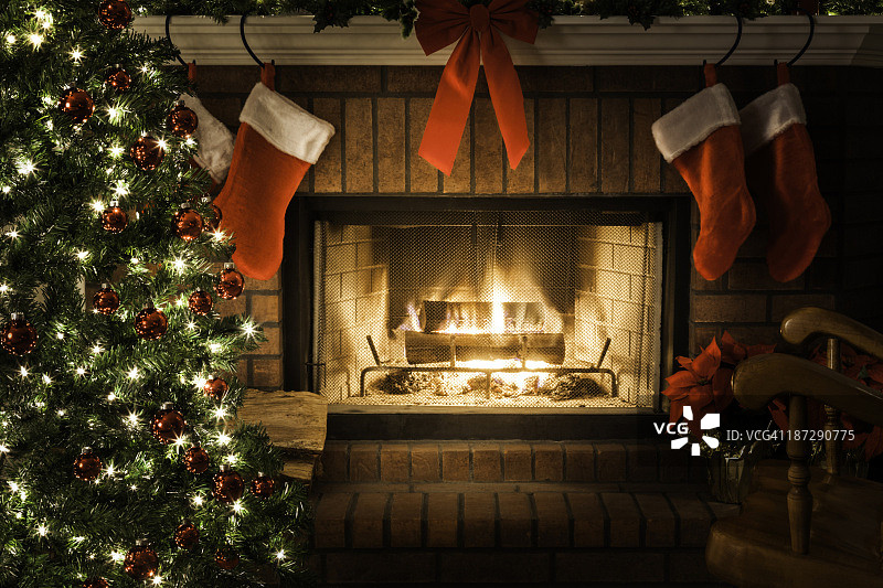 装饰过的圣诞树，炉火熊熊，长统袜，摇椅图片素材