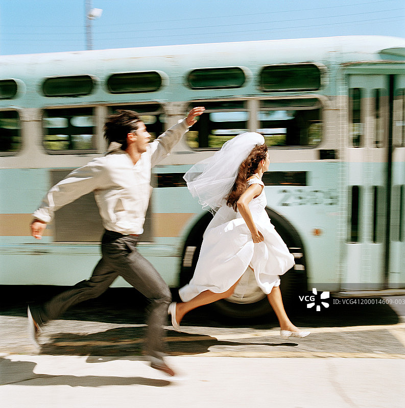 新娘和年轻人跑着赶公共汽车(模糊的动作)图片素材