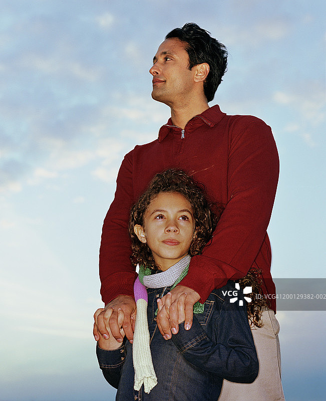 女孩(7-9)和父亲握手图片素材