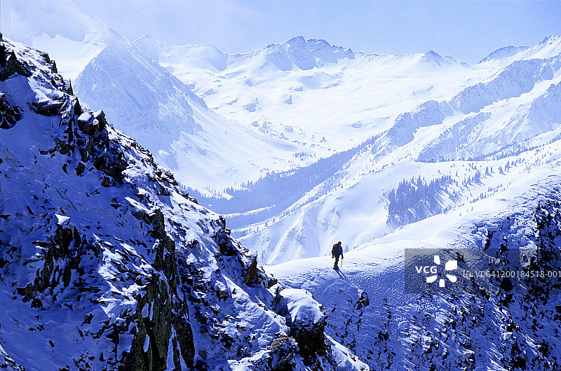 男性登山者在冬季登山图片素材