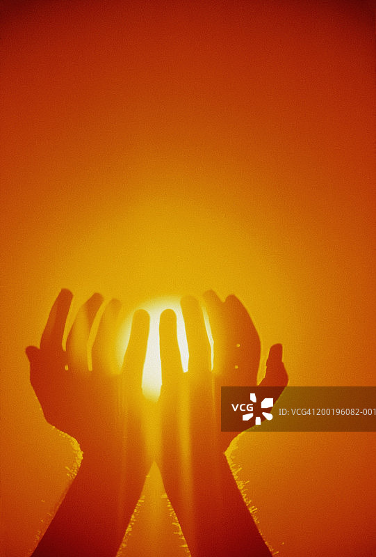 女人的手框架太阳，日落，特写图片素材