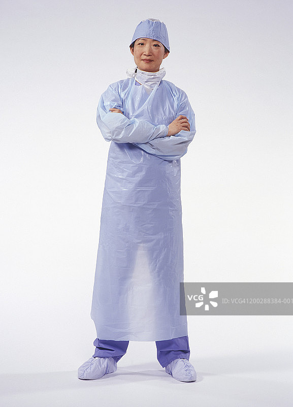 外科医生穿着手术服，在工作室里摆姿势，画像图片素材