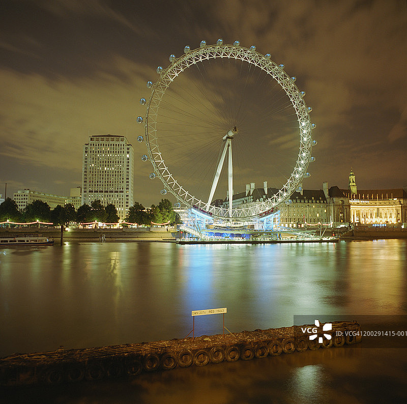 英国，伦敦，伦敦眼和泰晤士河，夜(长曝光)图片素材