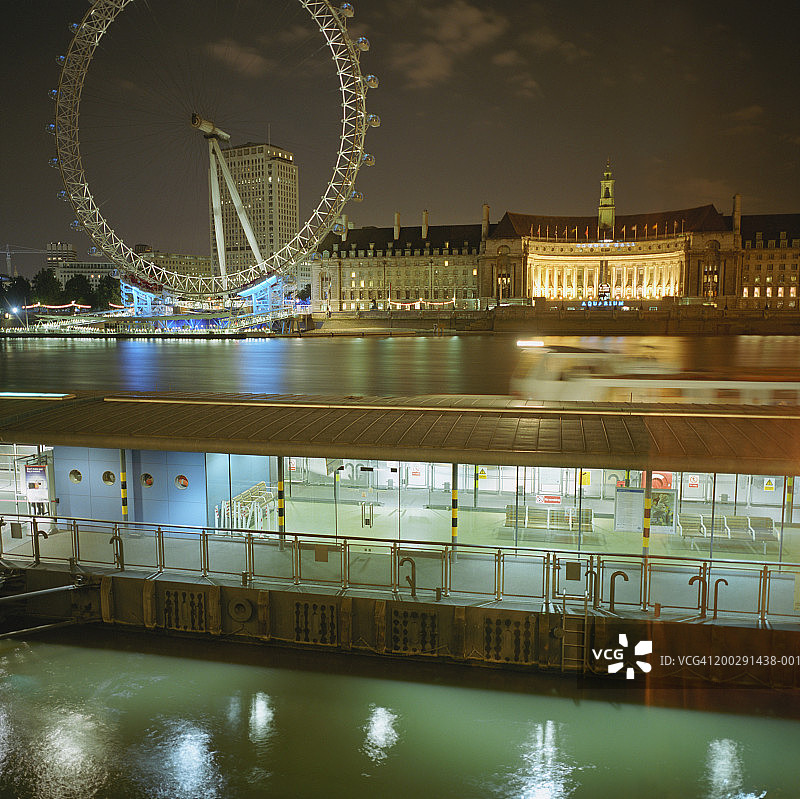 英国，伦敦，伦敦眼和泰晤士河，夜(长曝光)图片素材