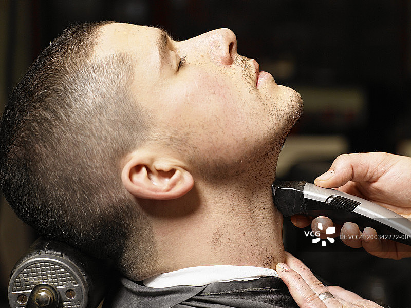 理发师刮胡子的人，特写，侧面图片素材
