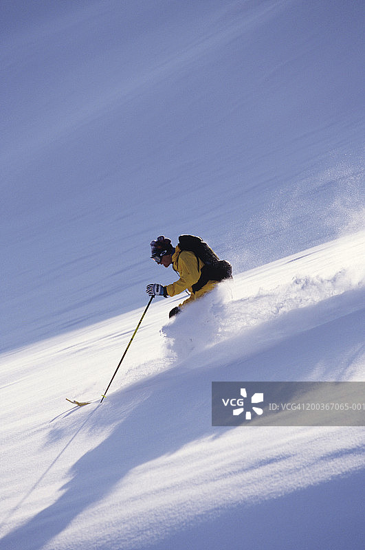 滑雪下坡移动图片素材