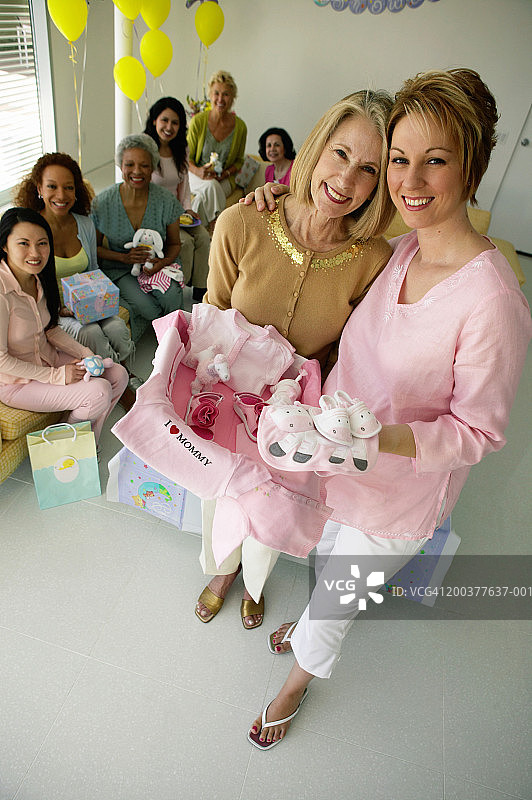 孕妇与成熟女性在宝宝送礼会，肖像，高视阔步图片素材