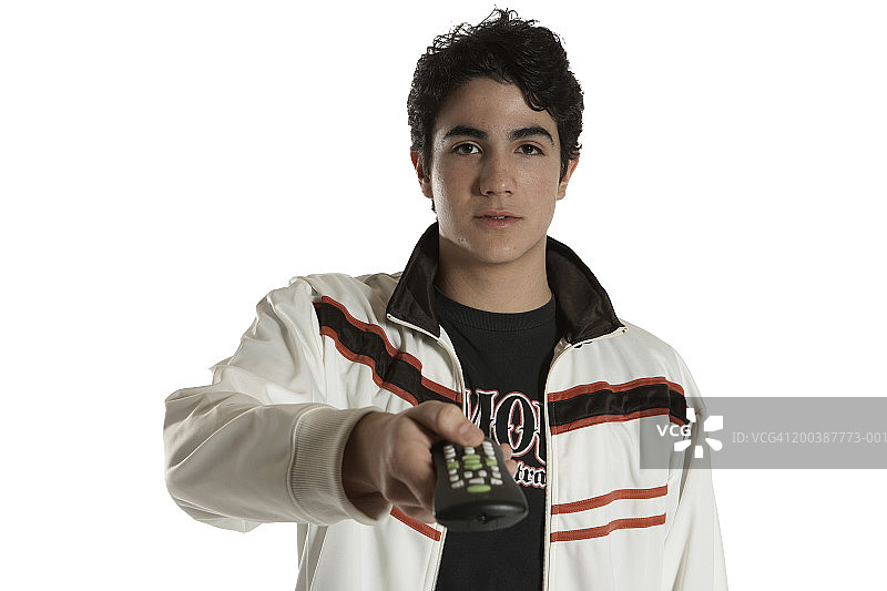 少年(15-17岁)拿着遥控器，肖像图片素材