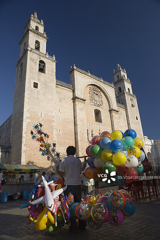 墨西哥，梅里达，圣伊德尔丰索大教堂，卖气球的小贩图片素材