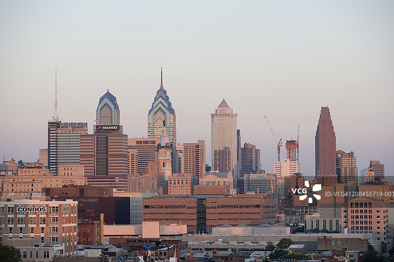 美国，宾夕法尼亚，费城的天际线，黎明图片素材