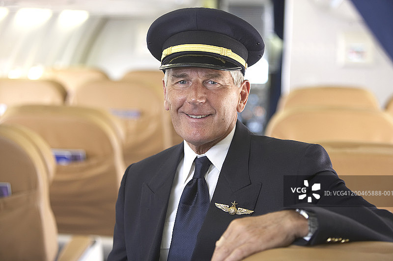 空飞机上的高级男飞行员，微笑着，画像图片素材