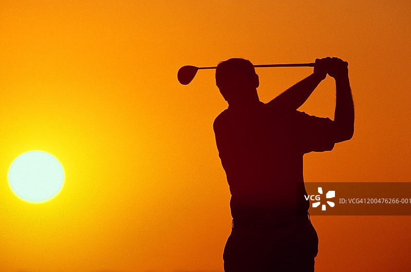 高尔夫球手的剪影，后视图，日落，(数码增强)图片素材