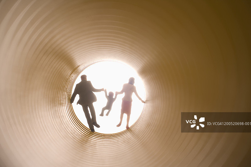 母亲，父亲和孩子雕像在隧道，后视图图片素材