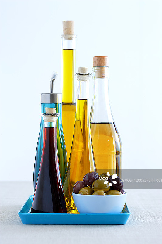 瓶装橄榄油和橄榄图片素材