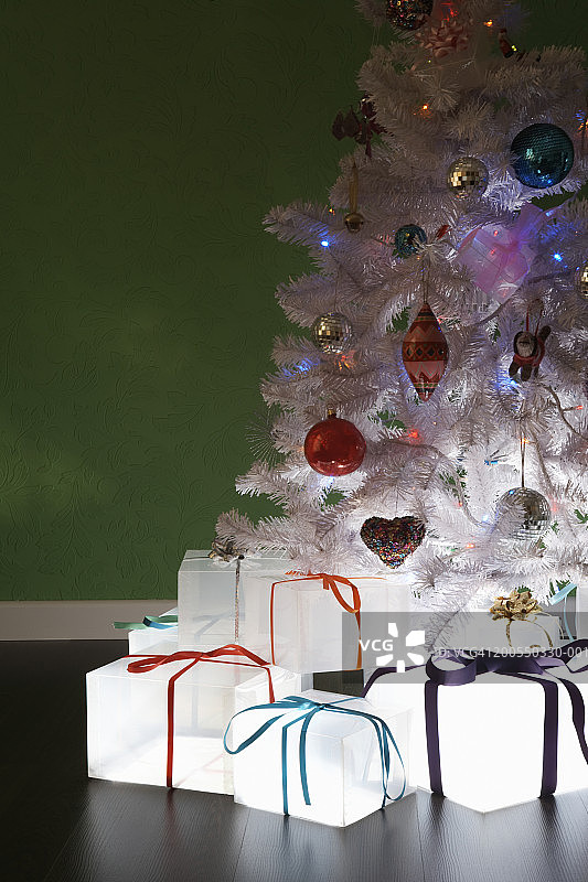 圣诞树下半不透明的礼品盒图片素材