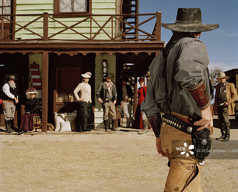 西部小镇上持枪的牛仔图片素材