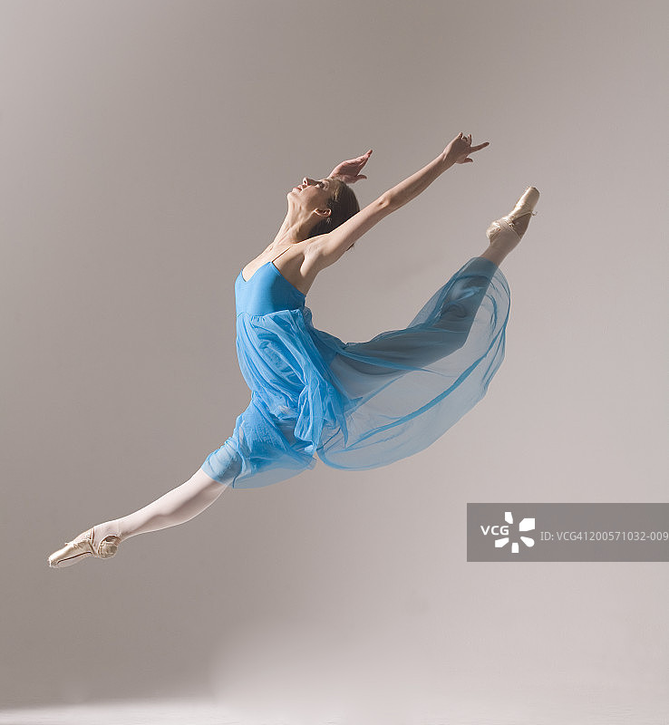 女芭蕾舞者在空中跳跃图片素材