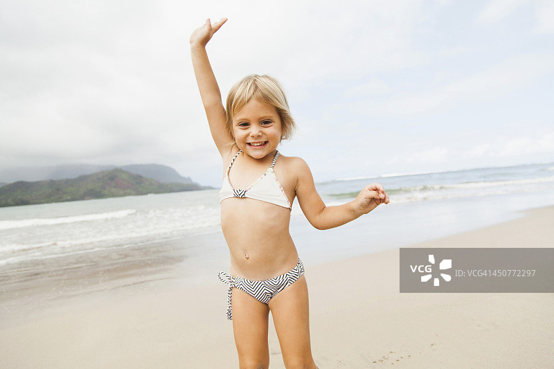 沙滩上微笑的女孩(2-3)图片素材