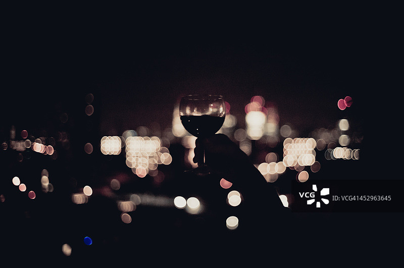 红酒和城市之光图片素材