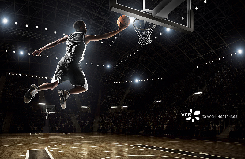 一个篮球运动员扣篮的照片图片素材