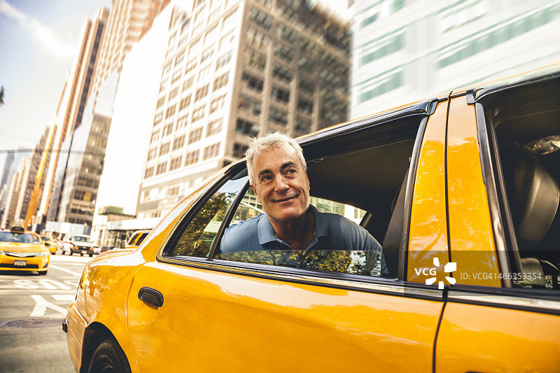 一名男子在纽约市中心的一辆出租车上图片素材