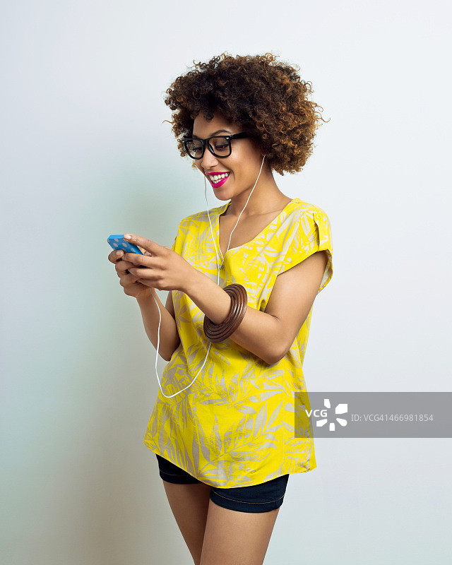 快乐非洲年轻女人听MP3图片素材