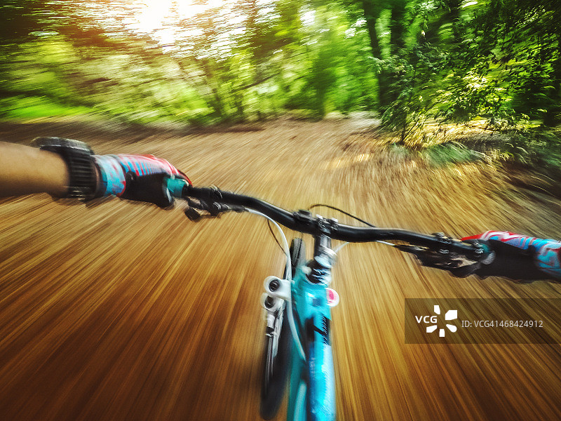 山地车:在森林里骑一条快速的单行道图片素材