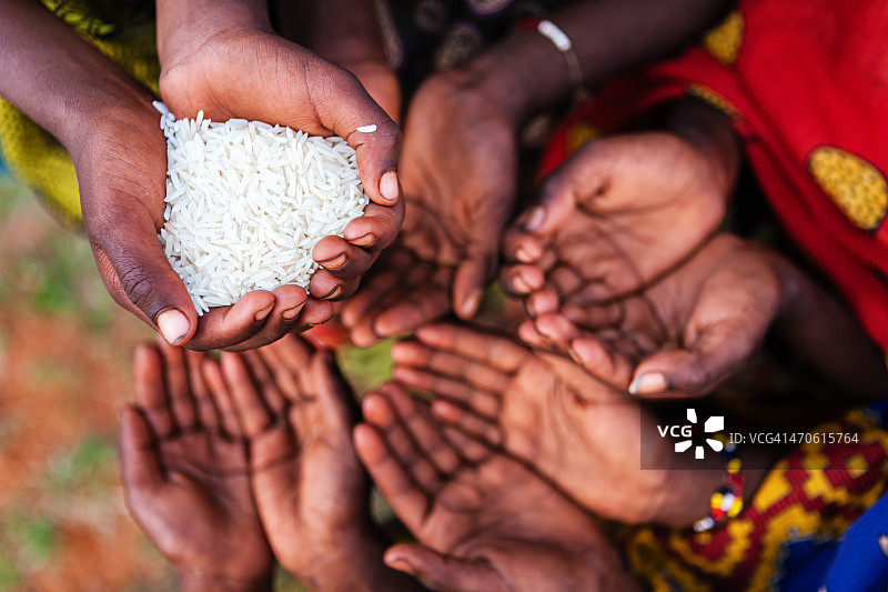 穷人的手-要求食物，非洲图片素材
