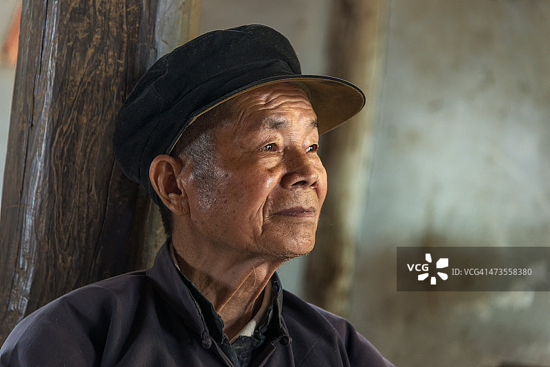 一个年长的中国男人的肖像，看向别处图片素材