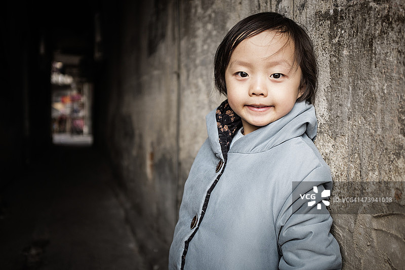 胡同里可爱的亚洲小孩图片素材