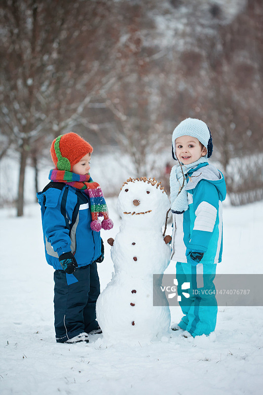 两个雪人小男孩图片素材