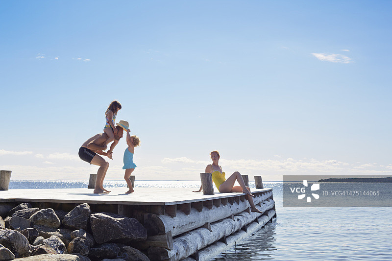 年轻的家庭在码头，乌特瓦尔纳斯，耶夫勒，瑞典图片素材