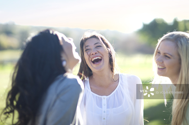三个年轻女人在公园里玩得很开心图片素材