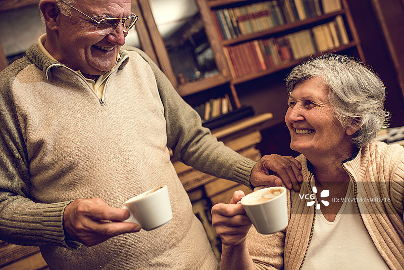 相爱的老年夫妇在咖啡时间在家交流。图片素材