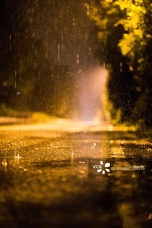 路在雨中图片素材