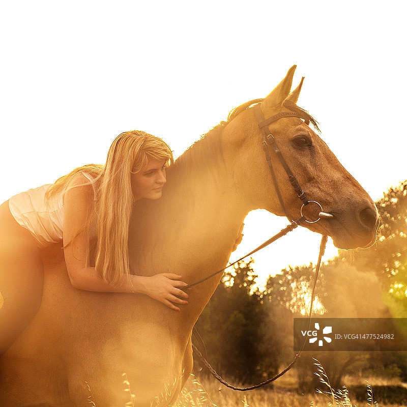 年轻女子在大自然中骑马图片素材