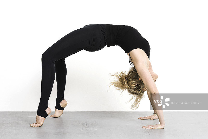 穿着紧身裤做瑜伽运动的女人图片素材