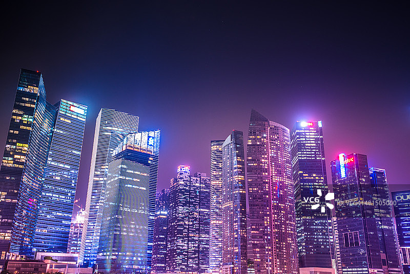 从码头眺望新加坡市中心的夜景图片素材