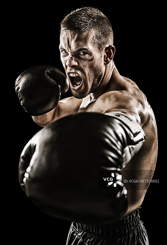 拳击手用手套出拳图片素材